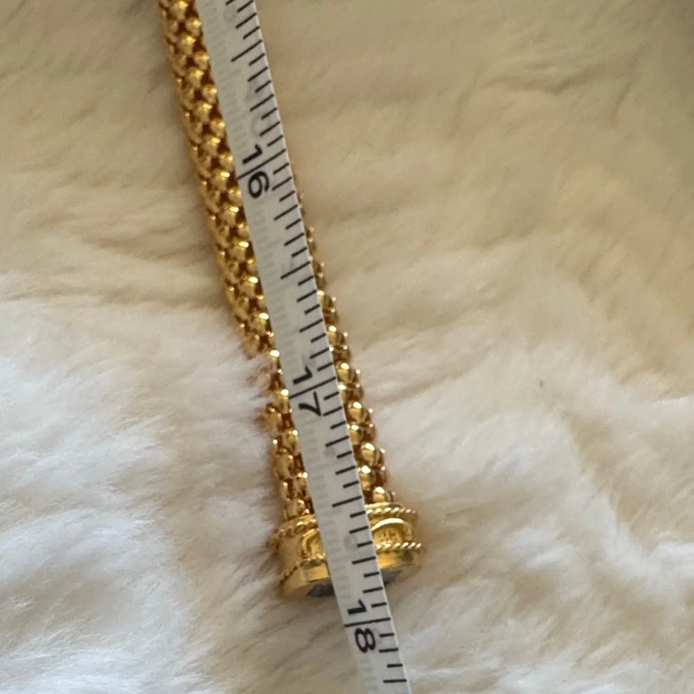 Vintage Avon Gold Plated Mesh Chain Magnetic Front Lock Necklace NEW IN BOX - Picture 3 of 7